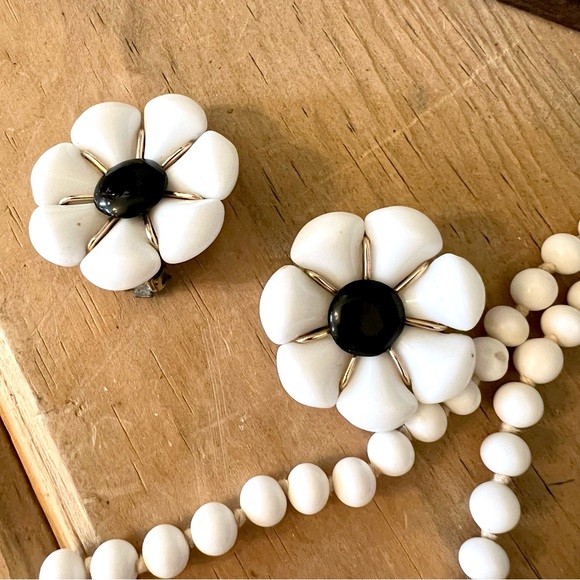 Vintage Milk Glass Black And White Daisy 🌼 Clip On Earrings - Picture 3 of 5